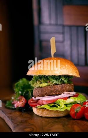 Hamburger vegano un hamburger di carne non a base vegetale con panini vegani. Foto Stock