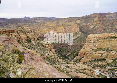 L'aspra Superstition Wilderness, lungo il famigerato Apache Trail dell'Arizona. Foto Stock