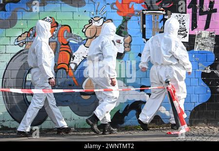 Berlino, Germania. 4 marzo 2024. Gli ufficiali forensi vanno al sito di Markgrafendamm nel distretto di Friedrichshain come parte della caccia all'uomo per gli ex terroristi della RAF Staub e Garweg. Dopo l'arresto del sospetto ex terrorista della RAF Klette, la polizia sta cercando complici. Crediti: Britta Pedersen/dpa/Alamy Live News Foto Stock