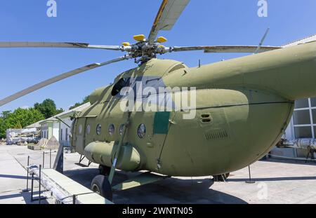 PIVKA, Slovenia - 25 giugno 2023: Assalto e trasporto storico elicottero militare MIL mi-8 in mostra al Parco Pivka di storia militare Foto Stock