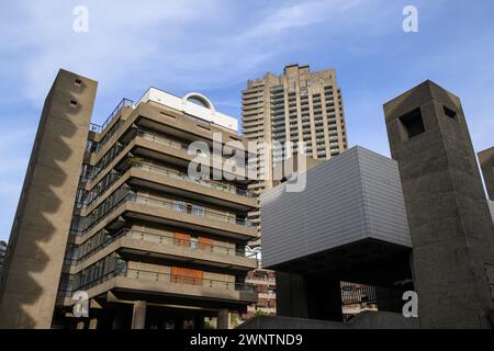 Una vista dell'estremità occidentale di Frobisher Crescent, una terrazza curva di appartamenti nella tenuta Barbican, sullo sfondo si trova la Cromwell Tower a 42 piani. Foto Stock