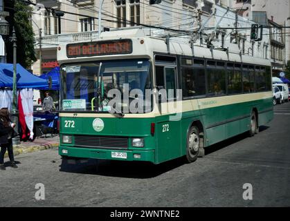 Green Trolleybus numero 272, veicolo NAW ex Lucerna costruito in Svizzera sulla rotta Bellavista del 801. Valparaíso, Cile. Foto Stock