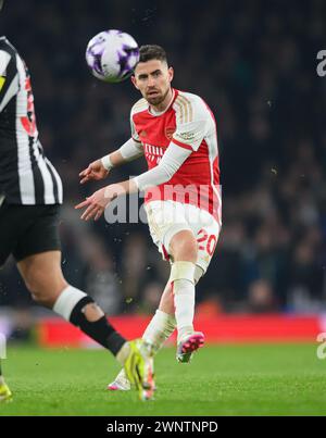 25 Feb 2024 - Arsenal contro Newcastle United - Premier League - Emirates Stadium Jorginho dell'Arsenal in azione. Foto : Mark Pain / Alamy Live News Foto Stock