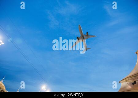 MANAMA, BAHRAIN, circuito internazionale del Bahrain, 2.marzo 2024: Aircraft of Gulf Air alla cerimonia di apertura durante il Gran Premio del Bahrain di Formula uno Foto Stock