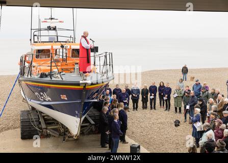 Il reverendo Martin Seeley benedice la scialuppa di salvataggio Aldeburgh per tutte le stagioni Freddie Cooper, nel 200° anniversario della RNLI Foto Stock