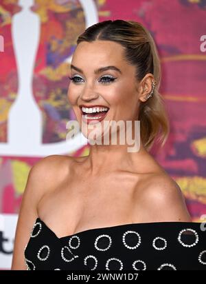 Londra, Regno Unito. 2 marzo 2024. SOLO PER USO EDITORIALE Laura Whitmore che arriva ai Brit Awards 2024, The O2 Arena, Greenwich. Crediti: Doug Peters/EMPICS/A. Foto Stock