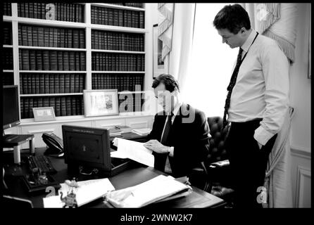 Image ©concesso in licenza a Parsons Media. 23/03/2011. Londra, Regno Unito. George Osborne budget Day 2011. Il Cancelliere dello Scacchiere George Osborne lavorando al suo discorso sul bilancio con il suo capo di stato maggiore Rupert Harrison nel suo ufficio a No11 Downing Street per il bilancio 2011, mercoledì 23 marzo 2011. Foto di Andrew Parsons / Parsons Media Foto Stock