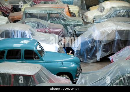 21/04/21 Anna Melton - 1952 Vanguard standard . Una collezione di 130 auto britanniche, in quasi altrettante tonalità di vernice, è stata presentata alla Great British Car Foto Stock