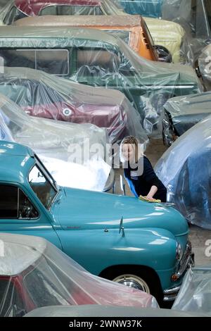 21/04/21 Anna Melton - 1952 Vanguard standard . Una collezione di 130 auto britanniche, in quasi altrettante tonalità di vernice, è stata presentata alla Great British Car Foto Stock