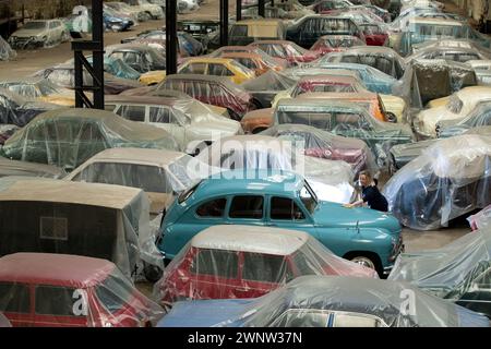 21/04/21 Anna Melton - 1952 Vanguard standard . Una collezione di 130 auto britanniche, in quasi altrettante tonalità di vernice, è stata presentata alla Great British Car Foto Stock