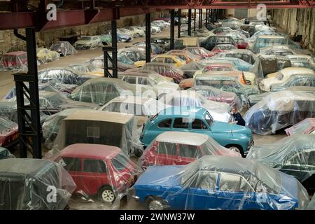 21/04/21 Anna Melton - 1952 Vanguard standard . Una collezione di 130 auto britanniche, in quasi altrettante tonalità di vernice, è stata presentata alla Great British Car Foto Stock