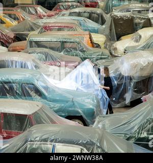 21/04/21 Anna Melton - 1952 Vanguard standard . Una collezione di 130 auto britanniche, in quasi altrettante tonalità di vernice, è stata presentata alla Great British Car Foto Stock