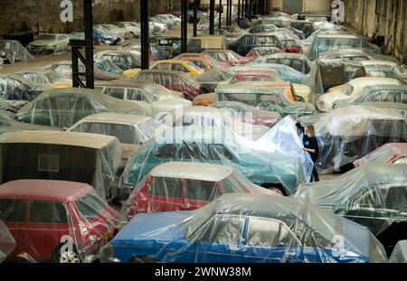 21/04/21 Anna Melton - 1952 Vanguard standard . Una collezione di 130 auto britanniche, in quasi altrettante tonalità di vernice, è stata presentata alla Great British Car Foto Stock