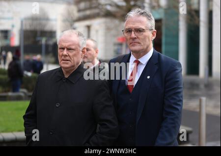 RITRASMISSIONE DELLA DIDASCALIA di MODIFICA che rimuove il riferimento al coroner. Jarlath Burns (a destra) presidente della GAA, e Brian McAvoy, CEO della Ulster GAA, fuori dalla Royal Courts of Justice di Belfast, per l'annuncio sul processo di immunità agli interessi pubblici (PII) durante l'audizione d'inchiesta per il funzionario della GAA Sean Brown, che fu rapito e ucciso dai lealisti mentre chiudeva le porte al Bellaghy Wolfe Tones Club a Co Londonderry nel maggio 1997. Data foto: Lunedì 4 marzo 2024. Foto Stock