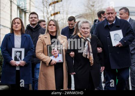 RITRASMISSIONE DELLA DIDASCALIA di MODIFICA che rimuove il riferimento al coroner. La famiglia di Sean Brown (prima fila, da sinistra), le figlie Siobhan Brown e Clare Loughran, con la vedova Bridie Brown e il figlio Sean Brown, con la famiglia e i sostenitori che lasciano la Royal Courts of Justice, Belfast, per l'annuncio sul processo di immunità d'interesse pubblico (PII) all'udienza d'inchiesta per il funzionario della GAA Sean Brown, che è stato rapito e ucciso dai lealisti mentre chiudeva i cancelli al Bellaghy Wolfe Tones Club a Co Londonderry nel maggio 1997. Data foto: Lunedì 4 marzo 2024. Foto Stock