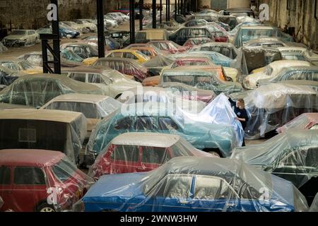 21/04/21 Anna Melton - 1952 Vanguard standard . Una collezione di 130 auto britanniche, in quasi altrettante tonalità di vernice, è stata presentata alla Great British Car Foto Stock