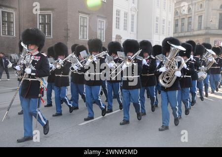 Copenaghen, Danimarca /04 marzo 2024/ i Re delle guardie Roal vivono una marcia gaurda attraverso la città per il palazzo amalienborh per cambiare guardia a mezzogiorno a Copenaghen. (Foto Francis Joseph Dean/Dean Pictures) Foto Stock