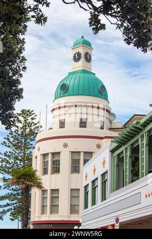 Edificio a cupola in stile Art Deco a Napier, nuova Zelanda, con tetto in rame verde e finestre moderniste e caratterizzazioni adagiate contro il cielo blu Foto Stock