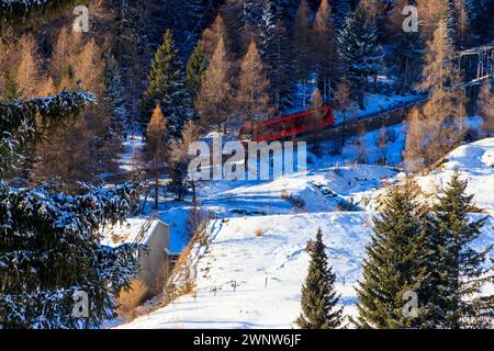 Funicolare rossa nelle Alpi svizzere nella località invernale di Davos, Svizzera Foto Stock