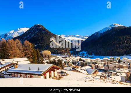 Vista della famosa città di Davos in Svizzera in inverno Foto Stock