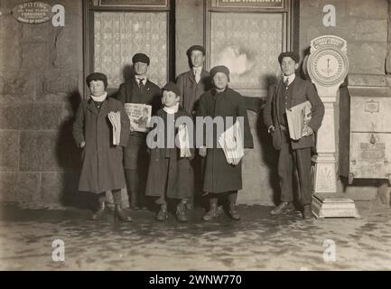 20:30. Gruppo di edicole che vendono al deposito, Hartford, Connecticut. Il bambino più piccolo di 11 anni, marzo 1909 Foto Stock