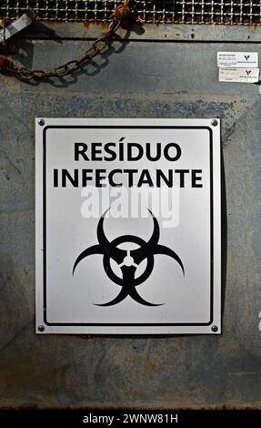 Cartello segnaletico in portoghese che informa "Infectious residue", Ribeirao Preto, San Paolo, Brasile Foto Stock
