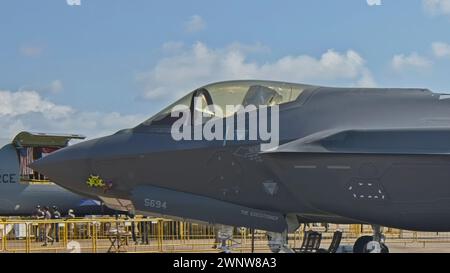 SINGAPORE - 6 MARZO 2024: Caccia stealth F-35A Lightning II dell'USAF del 356th Expeditionary Fighter Squadron (Green Demons) il ritorno alla base. Foto Stock