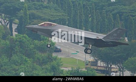 SINGAPORE - 6 MARZO 2024: Caccia stealth F-35A Lightning II dell'USAF del 356th Expeditionary Fighter Squadron (Green Demons) il ritorno alla base. Foto Stock