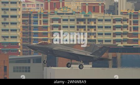 SINGAPORE - 6 MARZO 2024: Caccia stealth F-35A Lightning II dell'USAF del 356th Expeditionary Fighter Squadron (Green Demons) il ritorno alla base. Foto Stock