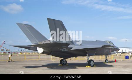 SINGAPORE - 6 MARZO 2024: Caccia stealth F-35A Lightning II dell'USAF del 356th Expeditionary Fighter Squadron (Green Demons) il ritorno alla base. Foto Stock