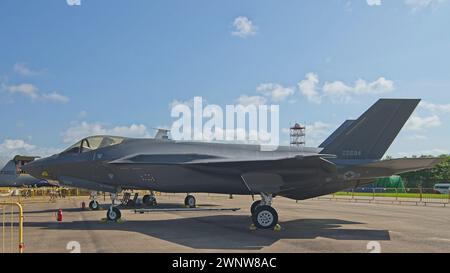 SINGAPORE - 6 MARZO 2024: Caccia stealth F-35A Lightning II dell'USAF del 356th Expeditionary Fighter Squadron (Green Demons) il ritorno alla base. Foto Stock