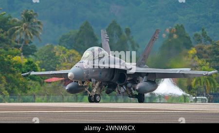 Boeing fa-18D Hornet, Royal Malaysian Air Force M45-06 in decollo per un'esposizione aerea Foto Stock
