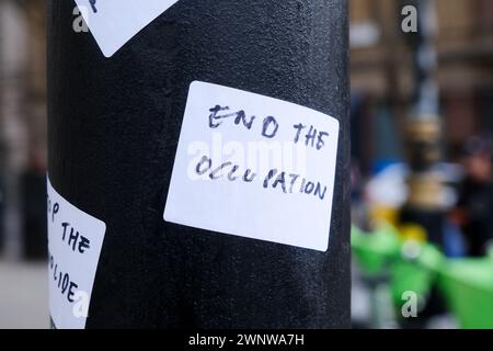 Trafalgar Square, Londra, Regno Unito. 4 marzo 2024. Pro-Palestine, adesivi anti Israele a Trafalgar Square. Crediti: Matthew Chattle/Alamy Live News Foto Stock