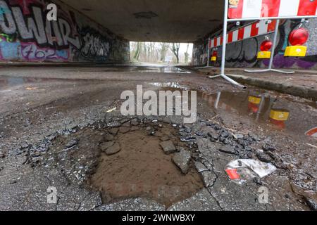 Niedersachsen, Hannover, Hochwasser - Straßenschäden Das Hochwasser zieht ab und die Stadt Bilanz: Der Schaden beläuft sich bislang auf einen hohen sechsstelligen Betrag. Weg am Ernst-August Kanal , . *** Bassa Sassonia, Hannover, inondazioni danni stradali le inondazioni si stanno ritirando e la città sta facendo un bilancio i danni fino ad ora ammonta ad un'alta strada Sum a sei cifre lungo il canale Ernst August , Foto Stock