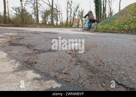 Niedersachsen, Hannover, Hochwasser - Straßenschäden Das Hochwasser zieht ab und die Stadt Bilanz: Der Schaden beläuft sich bislang auf einen hohen sechsstelligen Betrag. Weg am Ernst-August Kanal , . *** Bassa Sassonia, Hannover, inondazioni danni stradali le inondazioni si stanno ritirando e la città sta facendo un bilancio i danni fino ad ora ammonta ad un'alta strada Sum a sei cifre lungo il canale Ernst August , Foto Stock