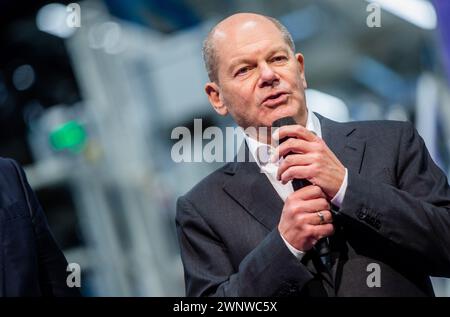 Sindelfingen, Germania. 4 marzo 2024. Il Cancelliere tedesco Olaf Scholz (SPD) fa una dichiarazione conclusiva al termine della sua visita allo stabilimento Mercedes-Benz di Sindelfingen. Crediti: Christoph Schmidt/dpa/Alamy Live News Foto Stock