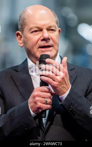 Sindelfingen, Germania. 4 marzo 2024. Il Cancelliere tedesco Olaf Scholz (SPD) fa una dichiarazione conclusiva al termine della sua visita allo stabilimento Mercedes-Benz di Sindelfingen. Crediti: Christoph Schmidt/dpa/Alamy Live News Foto Stock