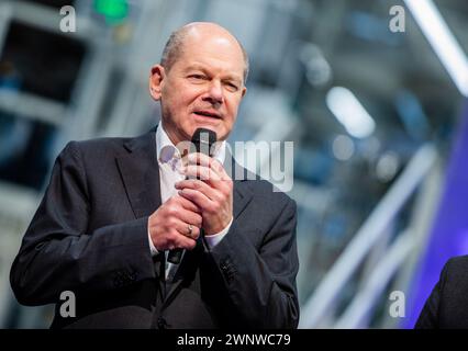 Sindelfingen, Germania. 4 marzo 2024. Il Cancelliere tedesco Olaf Scholz (SPD) fa una dichiarazione conclusiva al termine della sua visita allo stabilimento Mercedes-Benz di Sindelfingen. Crediti: Christoph Schmidt/dpa/Alamy Live News Foto Stock