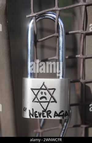 JW3 Lovelock Hostage Bridge che collega il centro con Finchley Road, dotato di oltre 100 lucchetti firmati dai membri della famiglia degli ostaggi israeliani e da personalità di alto profilo per evidenziare la situazione in corso degli ostaggi, e chiedere la loro liberazione e pace, a nord di Londra, Regno Unito Foto Stock