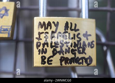 JW3 Lovelock Hostage Bridge che collega il centro con Finchley Road, dotato di oltre 100 lucchetti firmati dai membri della famiglia degli ostaggi israeliani e da personalità di alto profilo per evidenziare la situazione in corso degli ostaggi, e chiedere la loro liberazione e pace, a nord di Londra, Regno Unito Foto Stock