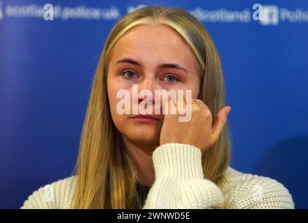 Calley Smith (18 anni) figlia di Khasha Smith, che è stata denunciata scomparsa dalla zona di Calder di Edimburgo il 5 gennaio, leggendo una dichiarazione alla stazione di polizia di Fettes a Edimburgo. Le preoccupazioni sono state sollevate dalla famiglia di Khasha, che non l'ha sentita dal 4 novembre. Data foto: Lunedì 4 marzo 2024. Foto Stock