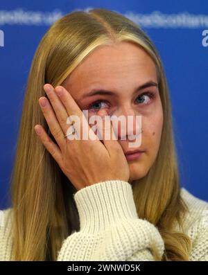 Calley Smith (18 anni) figlia di Khasha Smith, che è stata denunciata scomparsa dalla zona di Calder di Edimburgo il 5 gennaio, leggendo una dichiarazione alla stazione di polizia di Fettes a Edimburgo. Le preoccupazioni sono state sollevate dalla famiglia di Khasha, che non l'ha sentita dal 4 novembre. Data foto: Lunedì 4 marzo 2024. Foto Stock