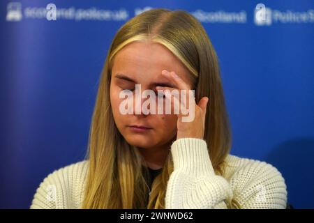 Calley Smith (18 anni) figlia di Khasha Smith, che è stata denunciata scomparsa dalla zona di Calder di Edimburgo il 5 gennaio, leggendo una dichiarazione alla stazione di polizia di Fettes a Edimburgo. Le preoccupazioni sono state sollevate dalla famiglia di Khasha, che non l'ha sentita dal 4 novembre. Data foto: Lunedì 4 marzo 2024. Foto Stock