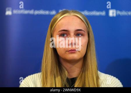 Calley Smith (18 anni) figlia di Khasha Smith, che è stata denunciata scomparsa dalla zona di Calder di Edimburgo il 5 gennaio, leggendo una dichiarazione alla stazione di polizia di Fettes a Edimburgo. Le preoccupazioni sono state sollevate dalla famiglia di Khasha, che non l'ha sentita dal 4 novembre. Data foto: Lunedì 4 marzo 2024. Foto Stock