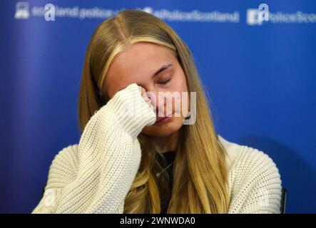 Calley Smith (18 anni) figlia di Khasha Smith, che è stata denunciata scomparsa dalla zona di Calder di Edimburgo il 5 gennaio, leggendo una dichiarazione alla stazione di polizia di Fettes a Edimburgo. Le preoccupazioni sono state sollevate dalla famiglia di Khasha, che non l'ha sentita dal 4 novembre. Data foto: Lunedì 4 marzo 2024. Foto Stock