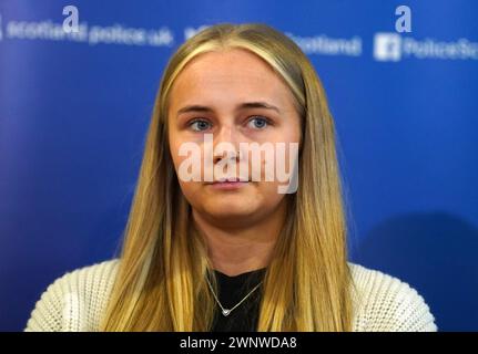 Calley Smith (18 anni) figlia di Khasha Smith, che è stata denunciata scomparsa dalla zona di Calder di Edimburgo il 5 gennaio, leggendo una dichiarazione alla stazione di polizia di Fettes a Edimburgo. Le preoccupazioni sono state sollevate dalla famiglia di Khasha, che non l'ha sentita dal 4 novembre. Data foto: Lunedì 4 marzo 2024. Foto Stock