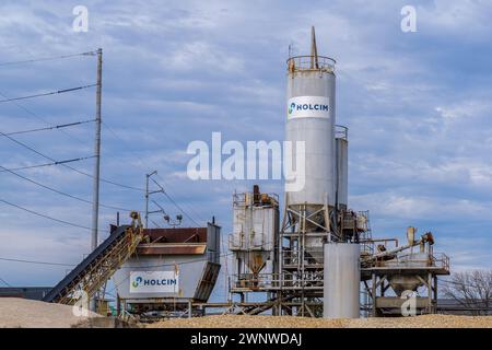 NEW ORLEANS, LOUISIANA, USA - 15 FEBBRAIO 2024: Stabilimento Earhart Ready Mix, a Holcim Cement Mix Facility, in Forshey Street Foto Stock