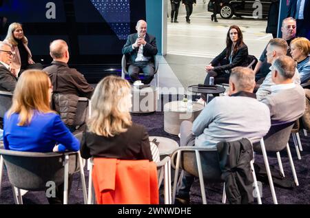 Sindelfingen, Germania. 4 marzo 2024. Il Cancelliere tedesco Olaf Scholz (SPD) parla con i dipendenti dello stabilimento Mercedes-Benz di Sindelfingen durante la sua visita nel Baden-Württemberg. Crediti: Christoph Schmidt/dpa/Alamy Live News Foto Stock