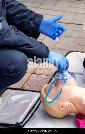 Mani di un poliziotto su un manichino durante un esercizio di rianimazione. Concetto di formazione per il primo soccorso RCP.assistenza urgente. Foto Stock