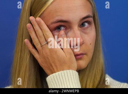 Calley Smith (18 anni) figlia di Khasha Smith, che è stata denunciata scomparsa dalla zona di Calder di Edimburgo il 5 gennaio, leggendo una dichiarazione alla stazione di polizia di Fettes a Edimburgo. Le preoccupazioni sono state sollevate dalla famiglia di Khasha, che non l'ha sentita dal 4 novembre. Data foto: Lunedì 4 marzo 2024. Foto Stock